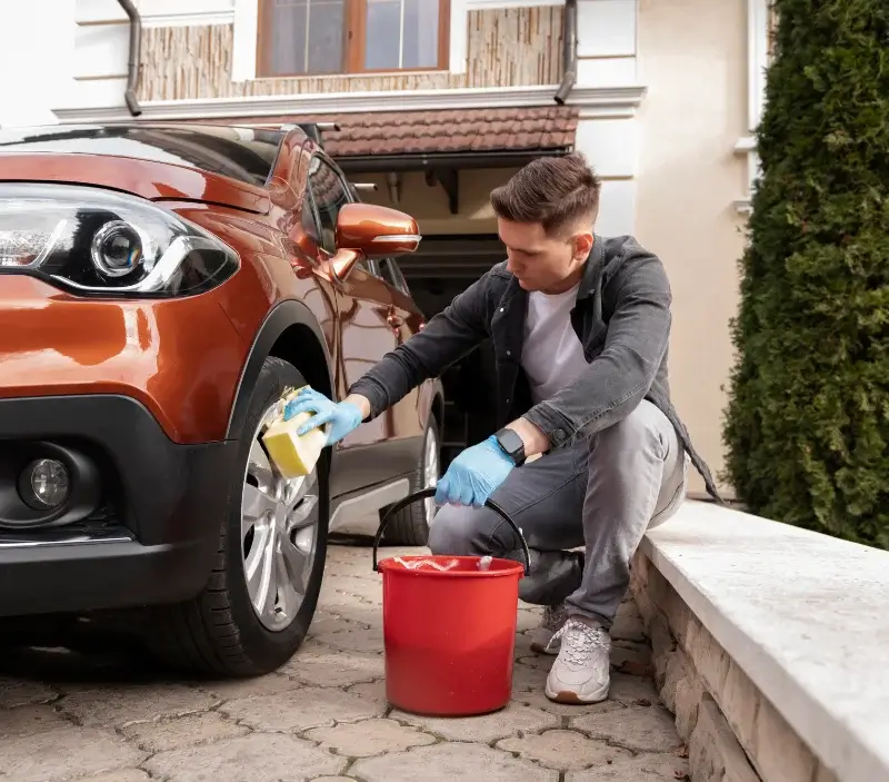 Lavage auto à domicile Boissy-le-Cutté : professionnel intervenant sur un véhicule